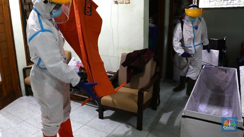 Aksi Sosial Polmas Bogor Jemput Jenazah Covid-19 yang Isolasi di Rumah. (CNBC Indonesia/Muhammad Sabki)