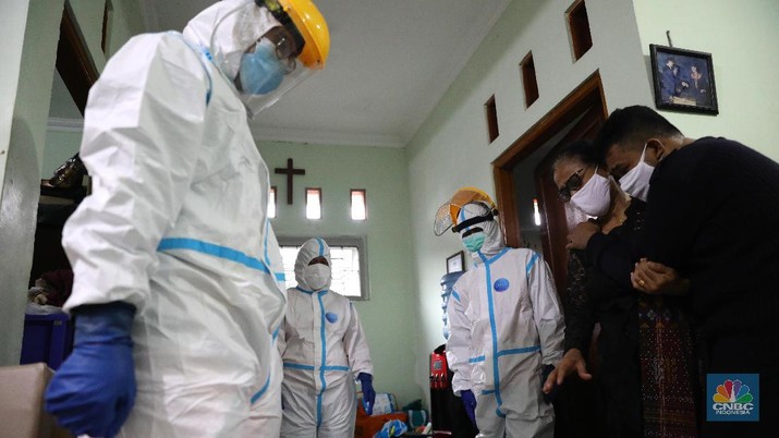 Aksi Sosial Polmas Bogor Jemput Jenazah Covid-19 yang Isolasi di Rumah. (CNBC Indonesia/Muhammad Sabki) Aksi Sosial Polmas Bogor Jemput Jenazah Covid-19 yang Isolasi di Rumah. (CNBC Indonesia/Muhammad Sabki)