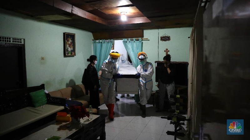 Aksi Sosial Polmas Bogor Jemput Jenazah Covid-19 yang Isolasi di Rumah. (CNBC Indonesia/Muhammad Sabki)