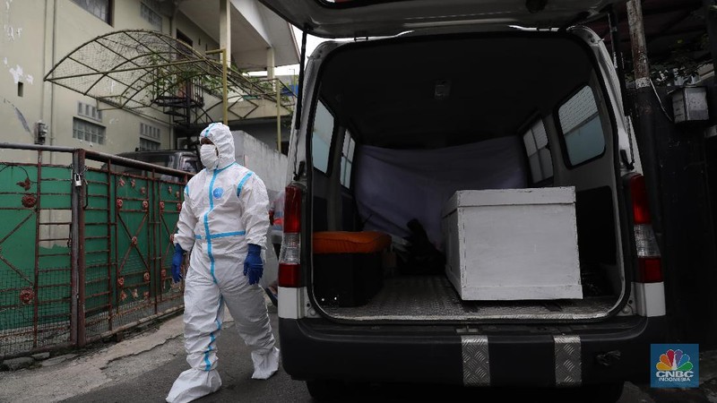 Aksi Sosial Polmas Bogor Jemput Jenazah Covid-19 yang Isolasi di Rumah. (CNBC Indonesia/Muhammad Sabki)