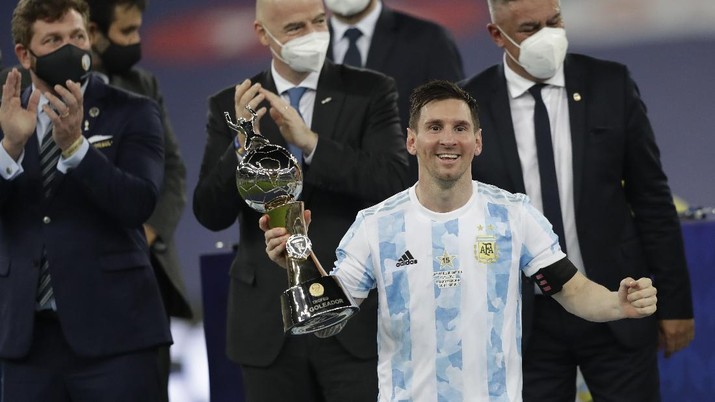Argentina's Lionel Messi holds the best player of the match trophy during the award ceremony after his team beated 1-0 Brazil in the Copa America final soccer match at the Maracana stadium in Rio de Janeiro, Brazil, Saturday, July 10, 2021. (AP Photo/Andre Penner)