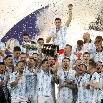 Argentina Juara, Messi Cs Angkat Trofi Copa America 2021