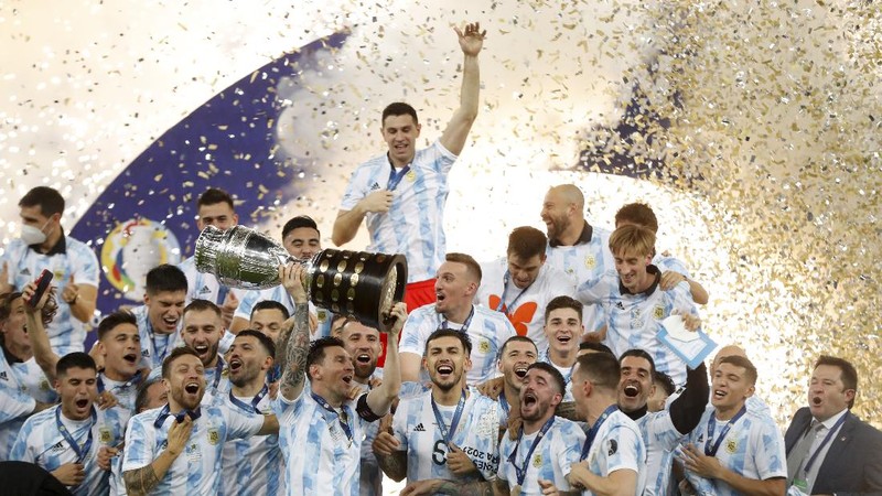 Argentina's Lionel Messi holds the trophy as he celebrates with the team after beating 1-0 Brazil in the Copa America final soccer match at the Maracana stadium in Rio de Janeiro, Brazil, Saturday, July 10, 2021. (AP Photo/Andre Penner)