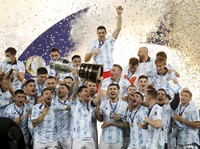 Argentina Juara, Messi Cs Angkat Trofi Copa America 2021