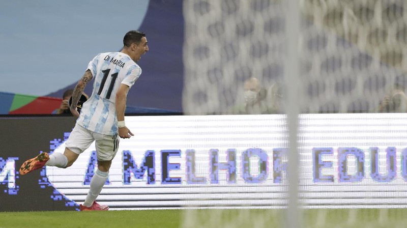 Argentina's Lionel Messi holds the trophy as he celebrates with the team after beating 1-0 Brazil in the Copa America final soccer match at the Maracana stadium in Rio de Janeiro, Brazil, Saturday, July 10, 2021. (AP Photo/Andre Penner)