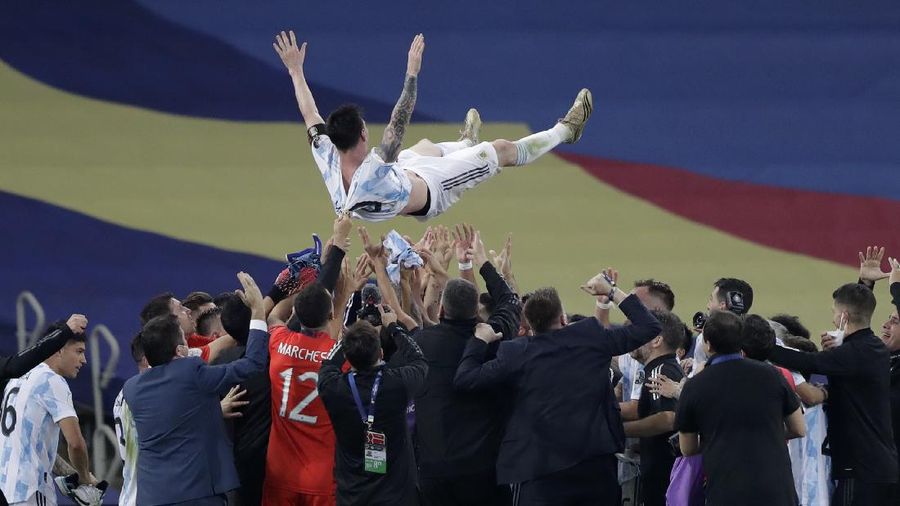 Argentina's Lionel Messi holds the trophy as he celebrates with the team after beating 1-0 Brazil in the Copa America final soccer match at the Maracana stadium in Rio de Janeiro, Brazil, Saturday, July 10, 2021. (AP Photo/Andre Penner)