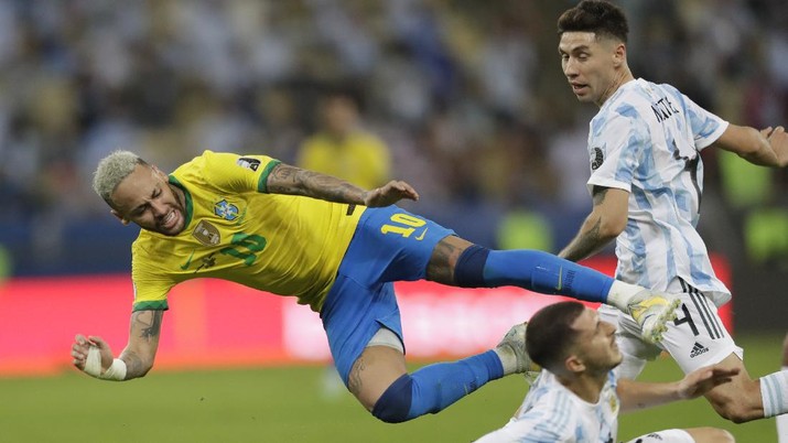 Brazil Argentina Copa America Soccer Brazil's Neymar, left, falls during the Copa America final soccer match against Argentina at the Maracana stadium in Rio de Janeiro, Brazil, Saturday, July 10, 2021. (AP Photo/Andre Penner)