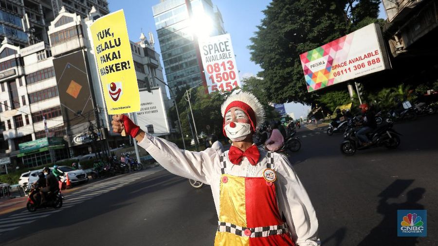 Aksi Badut Kampanyekan Protokol Kesehatan (CNBC Indonesia/Andrean Kristianto)