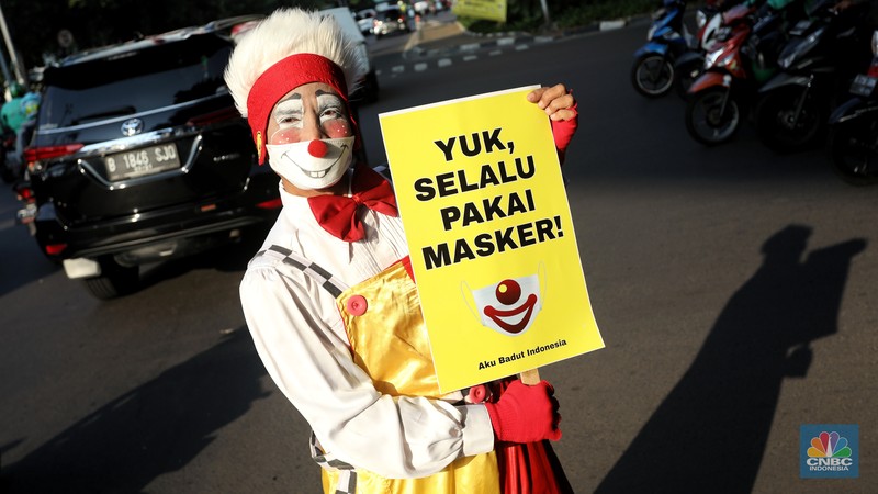 Aksi Badut Kampanyekan Protokol Kesehatan (CNBC Indonesia/Andrean Kristianto) Aksi Badut Kampanyekan Protokol Kesehatan (CNBC Indonesia/Andrean Kristianto)