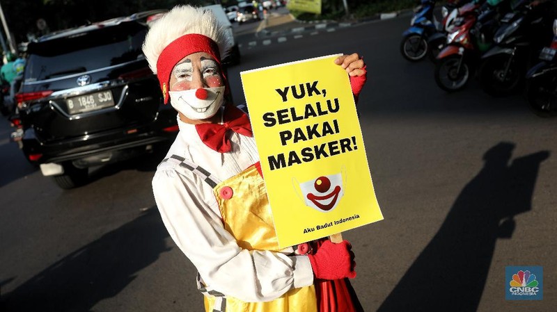 Aksi Badut Kampanyekan Protokol Kesehatan (CNBC Indonesia/Andrean Kristianto)