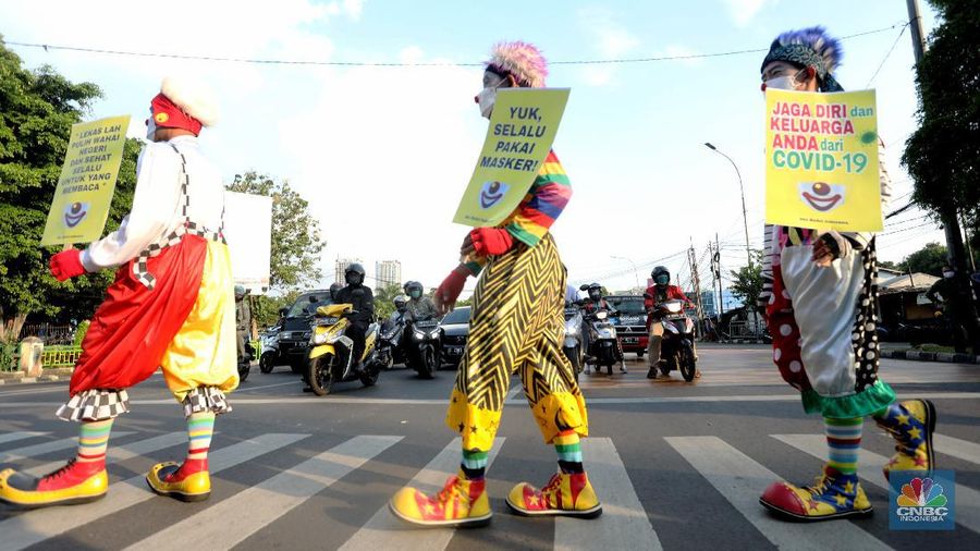Aksi Badut Kampanyekan Protokol Kesehatan (CNBC Indonesia/Andrean Kristianto)