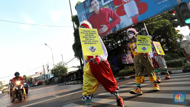 Aksi Badut Kampanyekan Protokol Kesehatan (CNBC Indonesia/Andrean Kristianto)