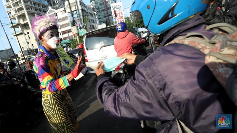 Aksi Badut Kampanyekan Protokol Kesehatan (CNBC Indonesia/Andrean Kristianto) Aksi Badut Kampanyekan Protokol Kesehatan (CNBC Indonesia/Andrean Kristianto)