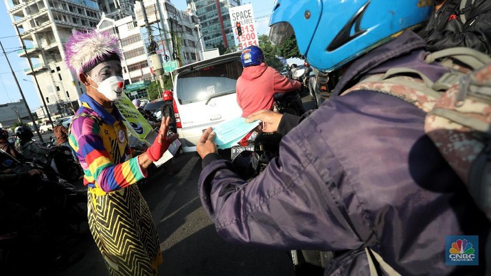 Aksi Badut Kampanyekan Protokol Kesehatan (CNBC Indonesia/Andrean Kristianto)