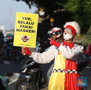 Unik! Aksi Badut Turun ke Jalan Kampanye Protokol Kesehatan