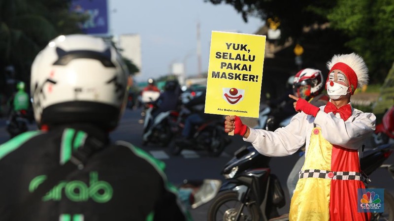 Aksi Badut Kampanyekan Protokol Kesehatan (CNBC Indonesia/Andrean Kristianto)