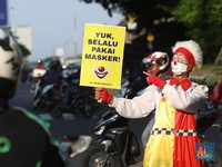 Unik! Aksi Badut Turun ke Jalan Kampanye Protokol Kesehatan