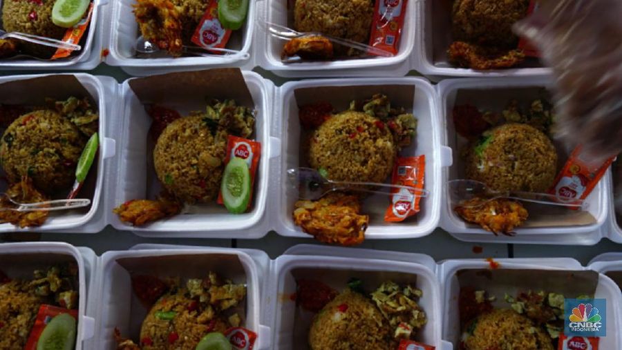 Dapur Umum Untuk Warga Terdampak Covid-19 (CNBC Indonesia/Tri Susilo)
