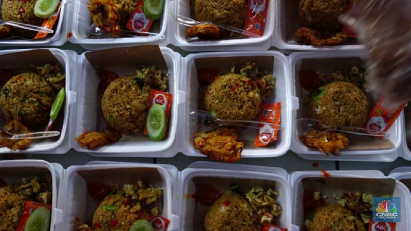 Dapur Umum Untuk Warga Terdampak Covid-19 (CNBC Indonesia/Tri Susilo)