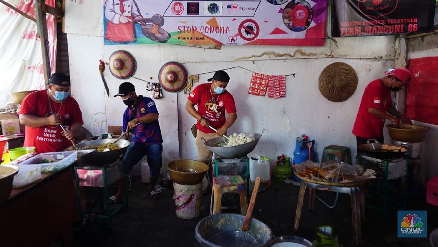 PT. Kimia Farma Tunda Vaksinasi Gotong Royong (CNBC Indonesia/Tri Susilo)