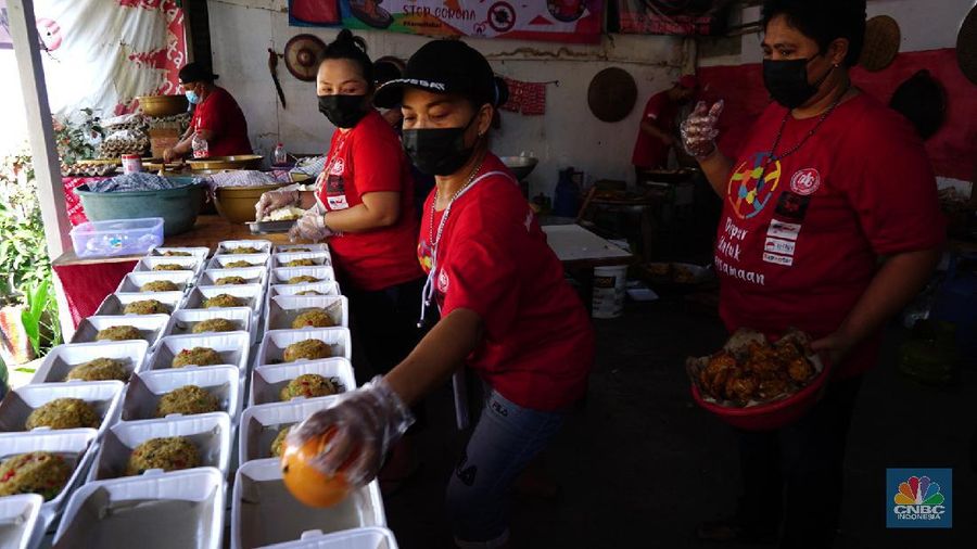 Dapur Umum Untuk Warga Terdampak Covid-19 (CNBC Indonesia/Tri Susilo)