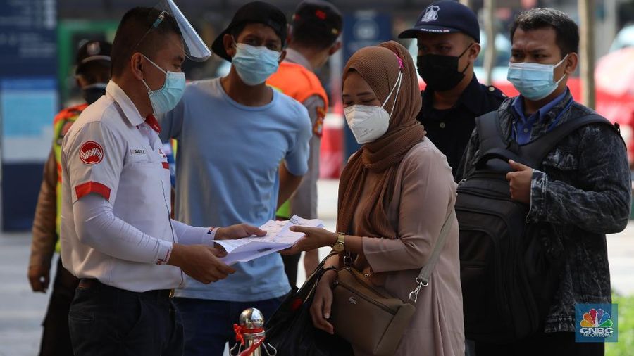 Penerapan Baru Penumpang KRL di Masa PPKM Darurat. (CNBC Indonesia/Andrean Kristianto)