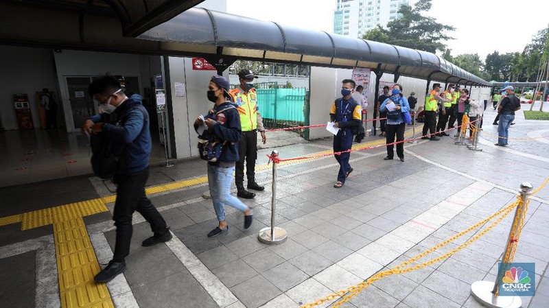 Penerapan Baru Penumpang KRL di Masa PPKM Darurat. (CNBC Indonesia/Andrean Kristianto)