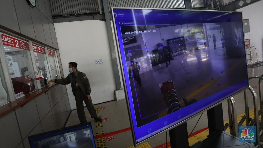 Penerapan Baru Penumpang KRL di Masa PPKM Darurat. (CNBC Indonesia/Andrean Kristianto)