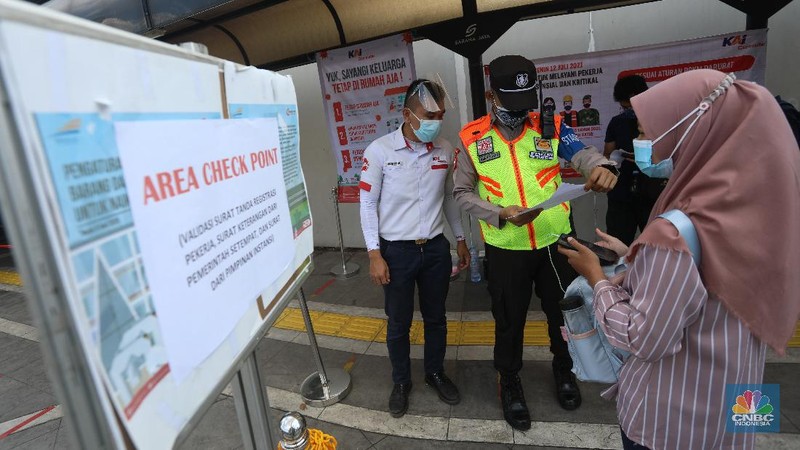 Penerapan Baru Penumpang KRL di Masa PPKM Darurat. (CNBC Indonesia/Andrean Kristianto)