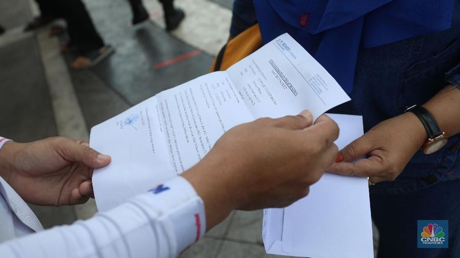 Penerapan Baru Penumpang KRL di Masa PPKM Darurat. (CNBC Indonesia/Andrean Kristianto)