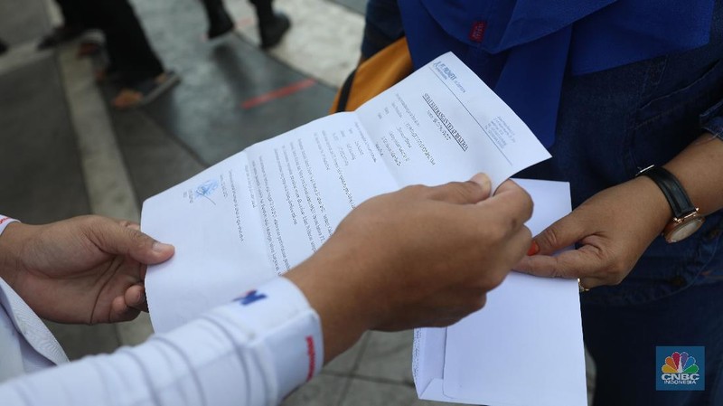 Penerapan Baru Penumpang KRL di Masa PPKM Darurat. (CNBC Indonesia/Andrean Kristianto)