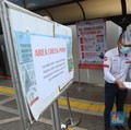 Ramai Penumpang KRL Tunjukkan STRP di Stasiun Tanah Abang