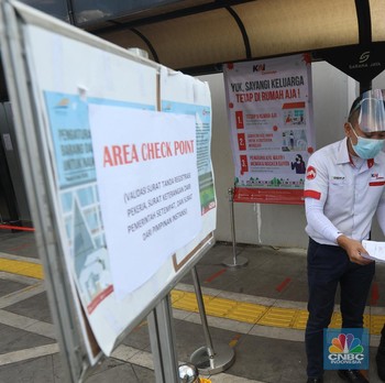 Ramai Penumpang KRL Tunjukkan STRP di Stasiun Tanah Abang