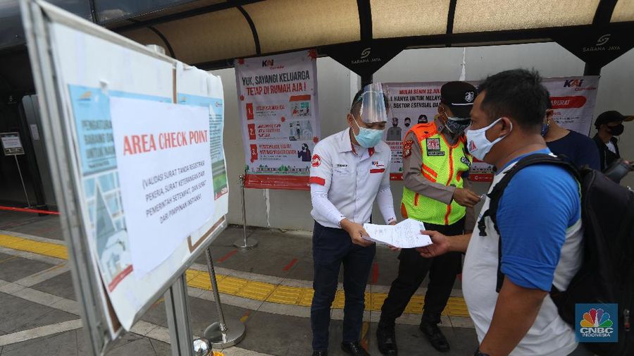 Penerapan Baru Penumpang KRL di Masa PPKM Darurat. (CNBC Indonesia/Andrean Kristianto)