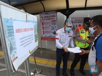 Ramai Penumpang KRL Tunjukkan STRP di Stasiun Tanah Abang