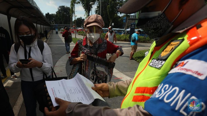 Penerapan Baru Penumpang KRL di Masa PPKM Darurat. (CNBC Indonesia/Andrean Kristianto)