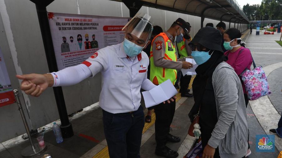 Penerapan Baru Penumpang KRL di Masa PPKM Darurat. (CNBC Indonesia/Andrean Kristianto)