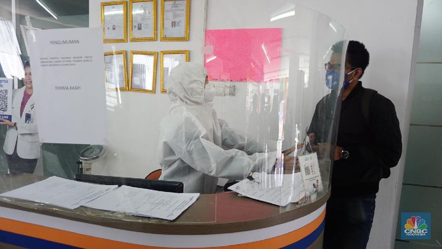 PT. Kimia Farma Tunda Vaksinasi Gotong Royong (CNBC Indonesia/Tri Susilo)