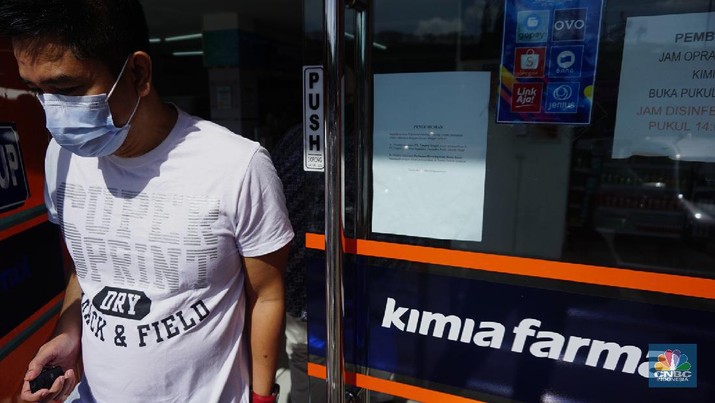 PT. Kimia Farma Tunda Vaksinasi Gotong Royong (CNBC Indonesia/Tri Susilo)