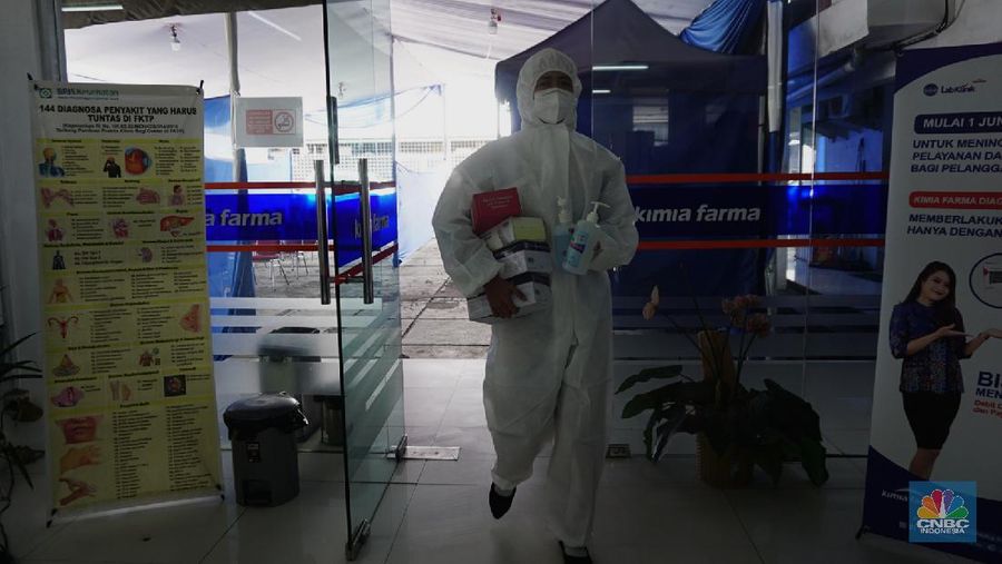 PT. Kimia Farma Tunda Vaksinasi Gotong Royong (CNBC Indonesia/Tri Susilo)