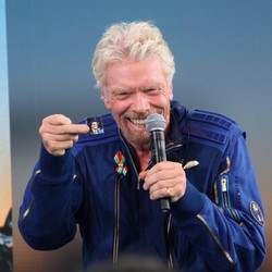Bezos-Elon Musk Kalah! Richard Branson Duluan ke Luar Angkasa