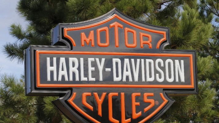 Biz Earns Harley Davidson In this Sunday, Oct. 20, 2019, photograph, the company logo hangs over the entrance to a Harlet Davidson dealership in Littleton, Colo. (AP Photo/David Zalubowski)