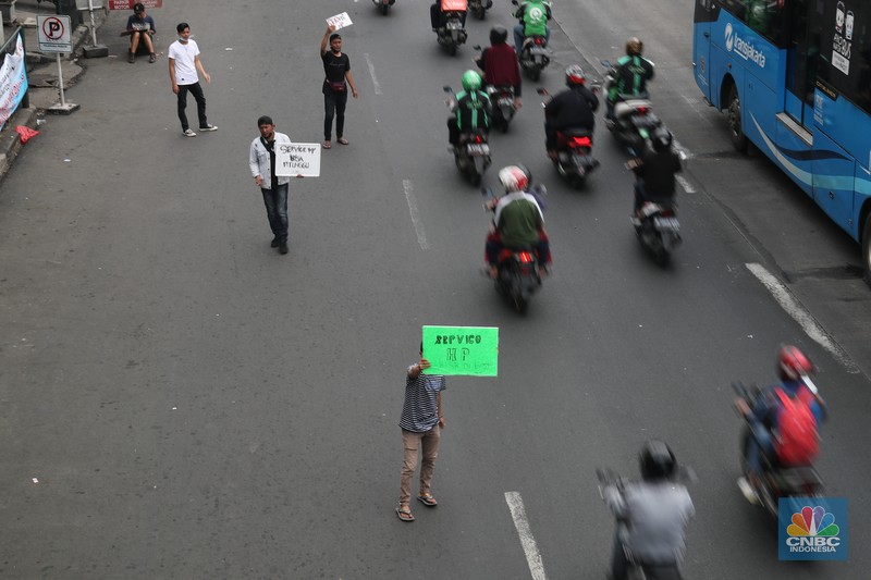 PT. Kimia Farma Tunda Vaksinasi Gotong Royong (CNBC Indonesia/Tri Susilo) PT. Kimia Farma Tunda Vaksinasi Gotong Royong (CNBC Indonesia/Tri Susilo)
