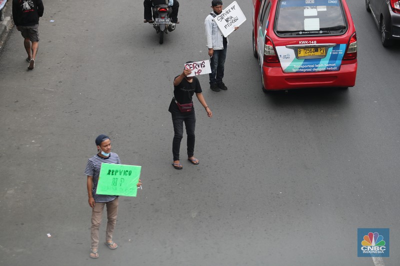 Imbas PPKM Darurat, Jasa Servis HP Turun ke Jalan. (CNBC Indonesia/Tri Susilo) Imbas PPKM Darurat, Jasa Servis HP Turun ke Jalan. (CNBC Indonesia/Tri Susilo)