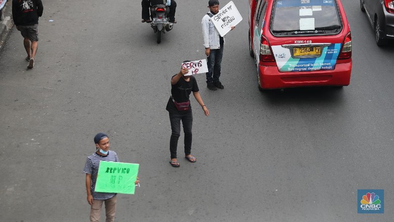 Imbas PPKM Darurat, Jasa Servis HP Turun ke Jalan. (CNBC Indonesia/Tri Susilo)