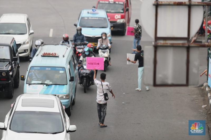 Imbas PPKM Darurat, Jasa Servis HP Turun ke Jalan. (CNBC Indonesia/Tri Susilo)