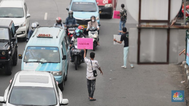 Imbas PPKM Darurat, Jasa Servis HP Turun ke Jalan. (CNBC Indonesia/Tri Susilo)