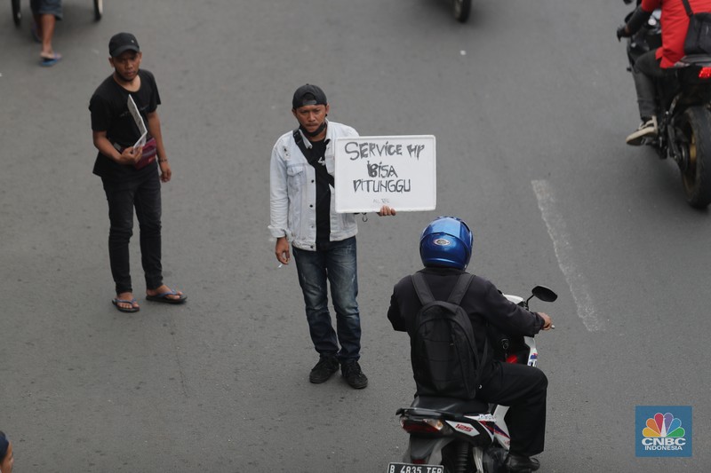 Imbas PPKM Darurat, Jasa Servis HP Turun ke Jalan. (CNBC Indonesia/Tri Susilo) Imbas PPKM Darurat, Jasa Servis HP Turun ke Jalan. (CNBC Indonesia/Tri Susilo)