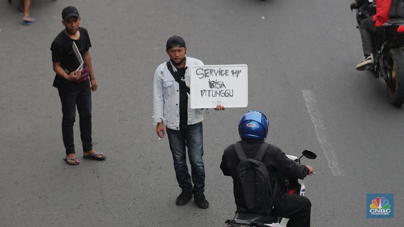 Imbas PPKM Darurat, Jasa Servis HP Turun ke Jalan. (CNBC Indonesia/Tri Susilo)