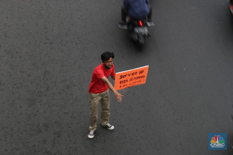 Imbas PPKM Darurat, Jasa Servis HP Turun ke Jalan. (CNBC Indonesia/Tri Susilo) Imbas PPKM Darurat, Jasa Servis HP Turun ke Jalan. (CNBC Indonesia/Tri Susilo)